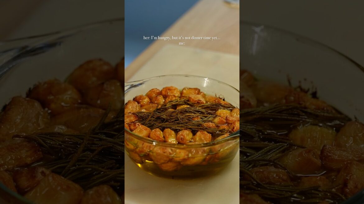 Cheesy Roasted Garlic Bread. Recipe ↓ #bread #garlicbread #garlic #recipe #dinner #breadrecipe