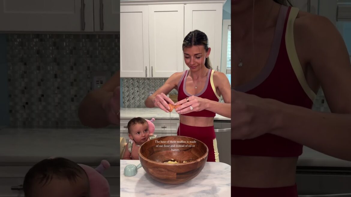 Healthy Copycat Starbucks Pumpkin Cream Cheese Muffins | cookingkatielady.com