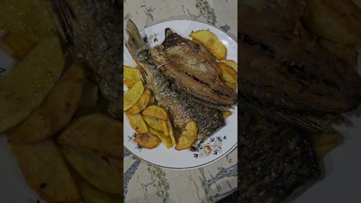Tavada kartof ilə qızardılmış balıq | Deep fried fish with potato in the pan #fish #food #cooking
