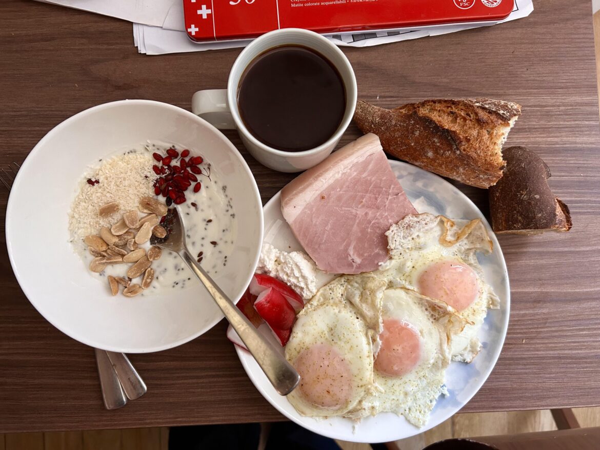 Des œufs, du jambon du cottage cheese . De la baguette au levain et de la baguette aux céréales . Des radis et un bol de yaourt .
