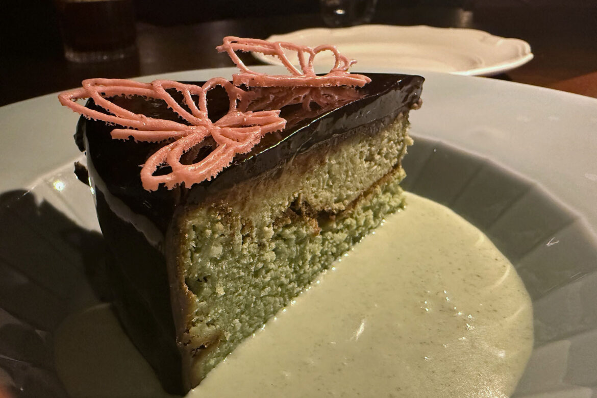 Dēliz Leans Into the Full Dinner Experience in Bucktown