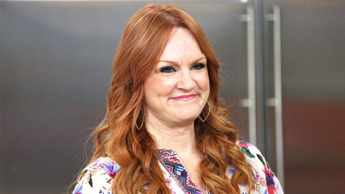 'Pioneer Woman' Ree Drummond cooks an omelet in a plastic bag at home