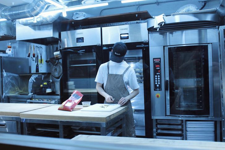 A staff member works inside Titipainpain's kitchen in Seoul, Feb. 28. Korea Times photo by Kim Sur-hyun
