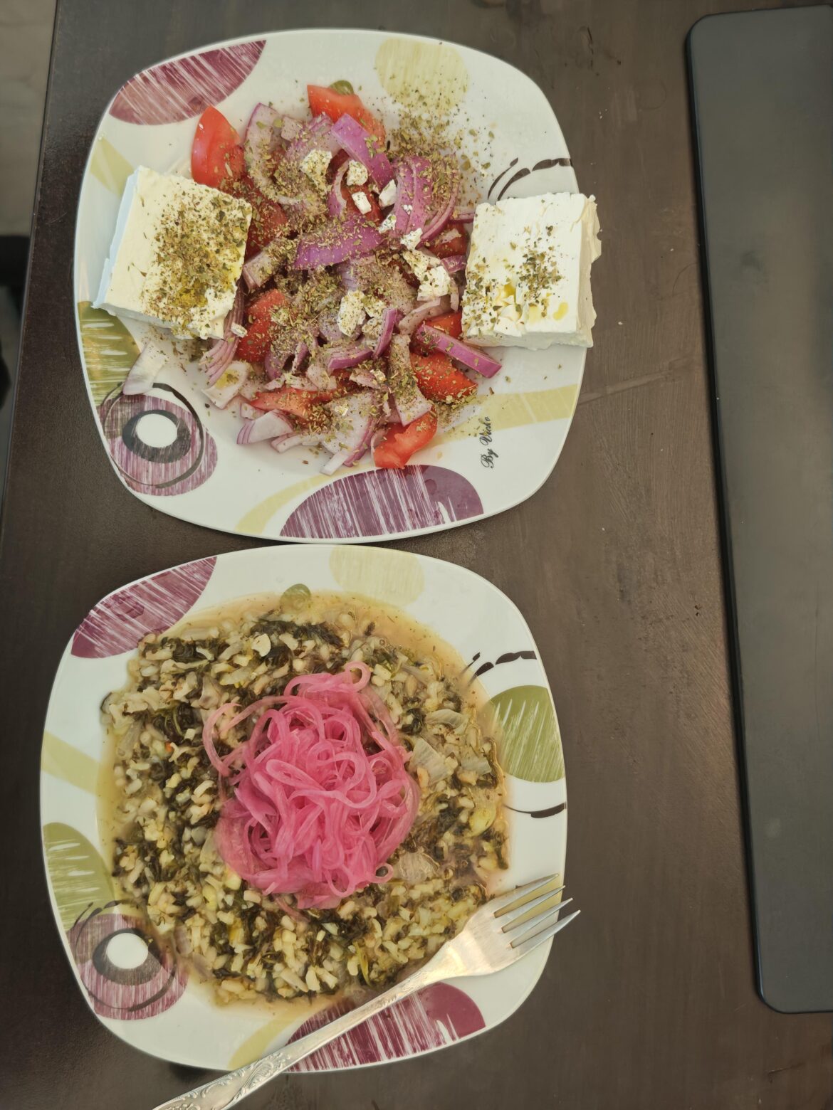 Spanakóryzo (lemony spinach rice) and some salad