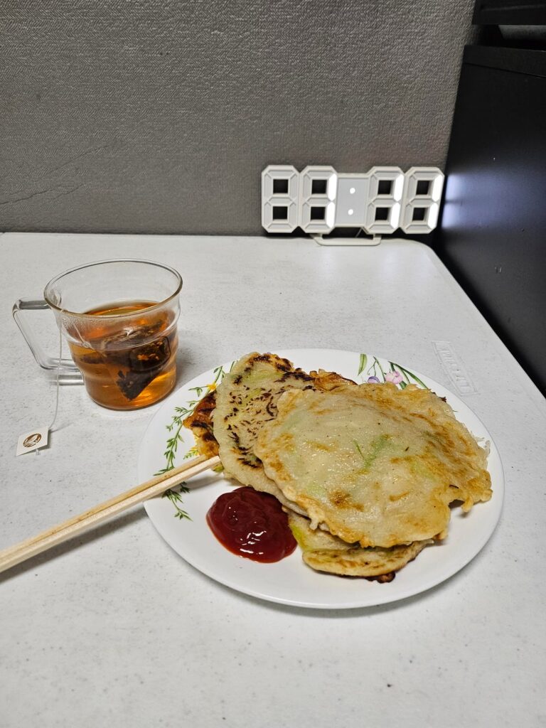 Late-night daepa-jeon (Korean green onion pancake) made with leftover ingredients