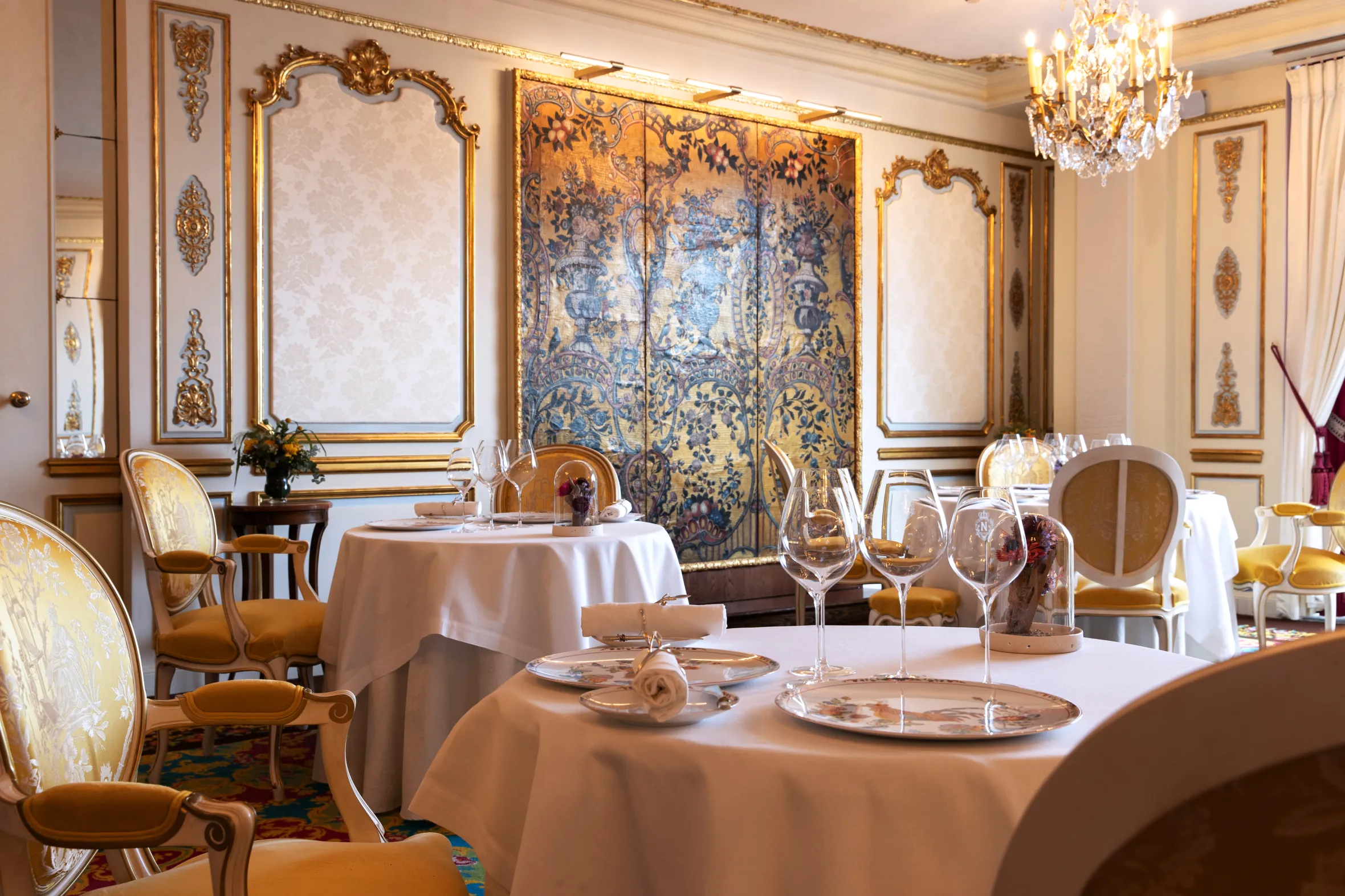 The dining room at Le Chantecler, Promenade des Anglais — one of the best restaurants in Nice