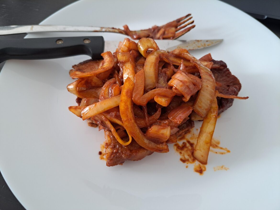 Onions with pork chops