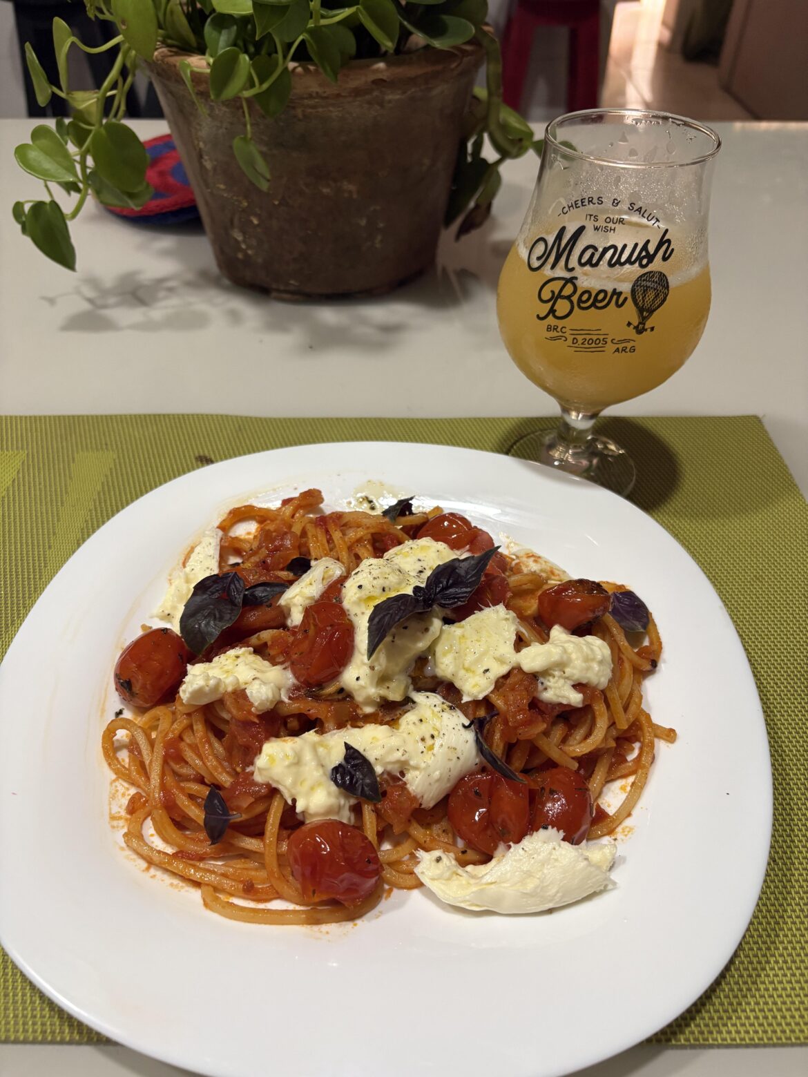 Spaghetti con salsa de tomate cherry confitados y burrata ❤️