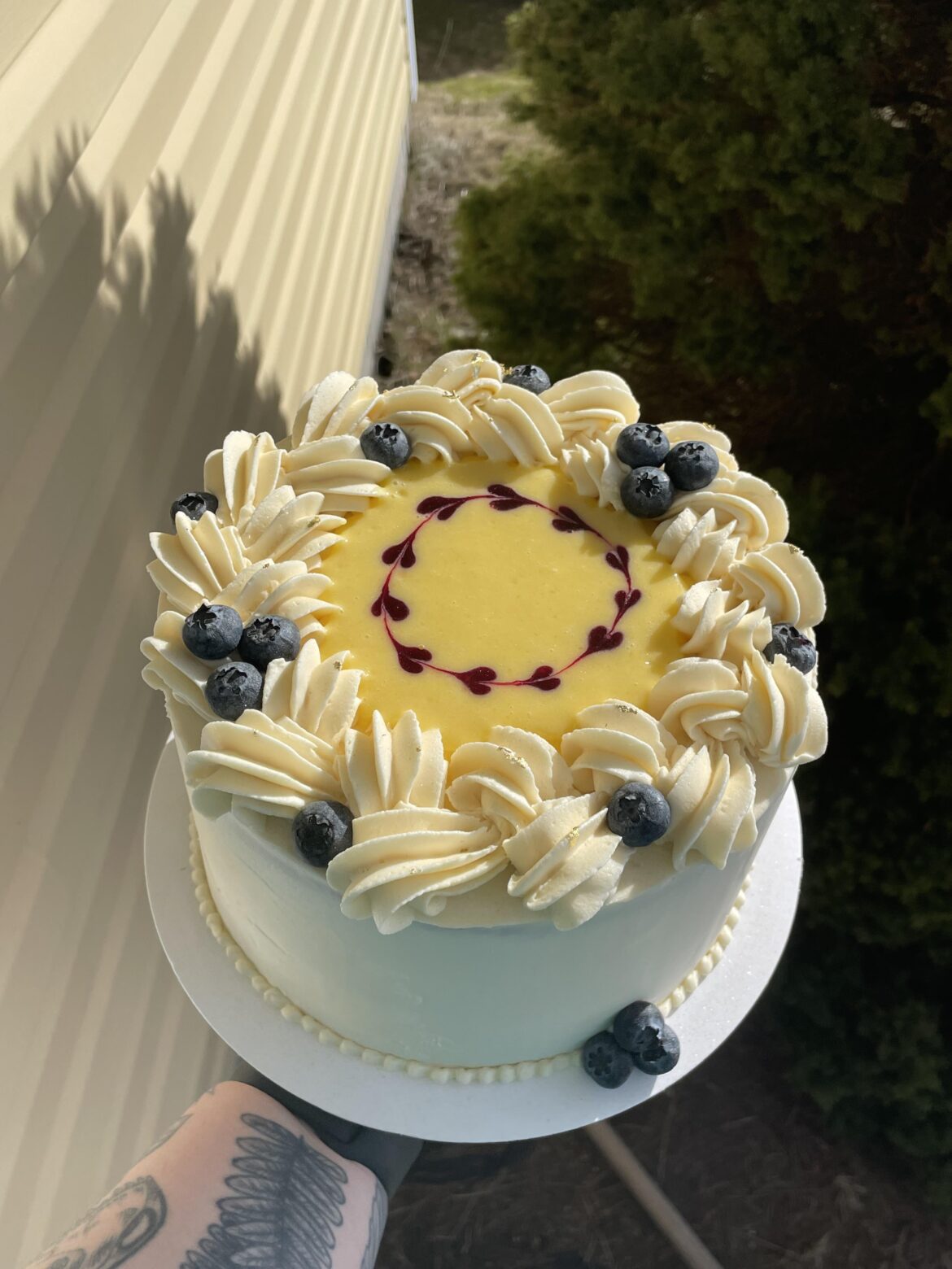 When you have juuuust enough buttercream to finish the cake design >>