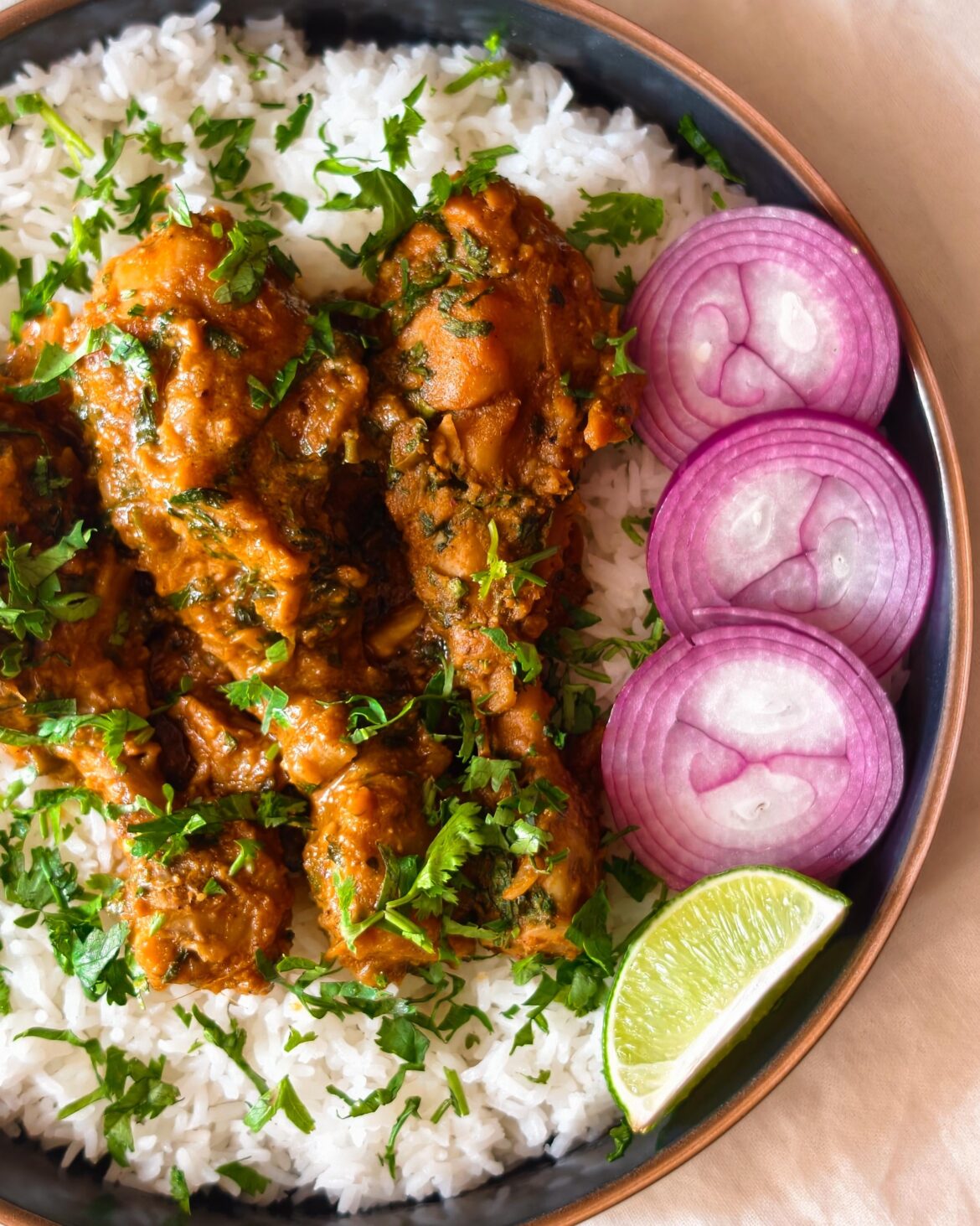 Chicken curry and white rice. Accompanied with Onion and lemon.