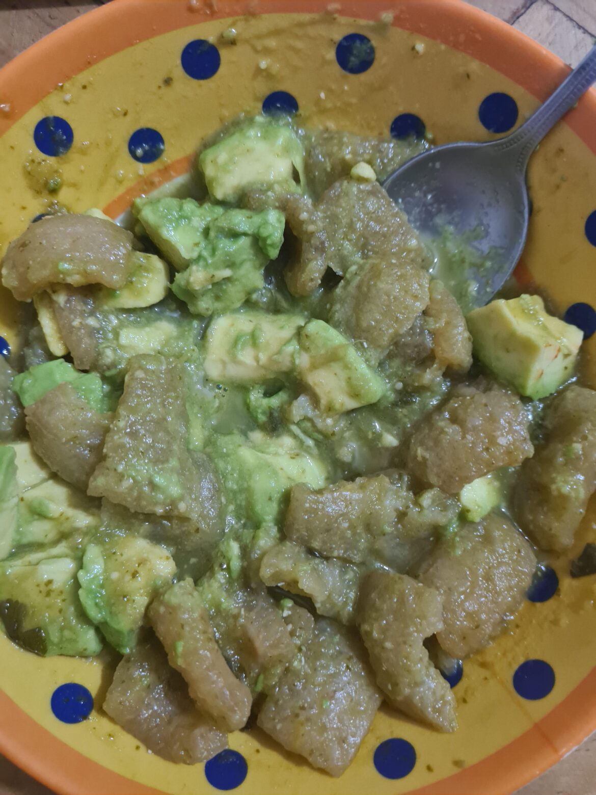 Chicharron en salsa verde con aguacate