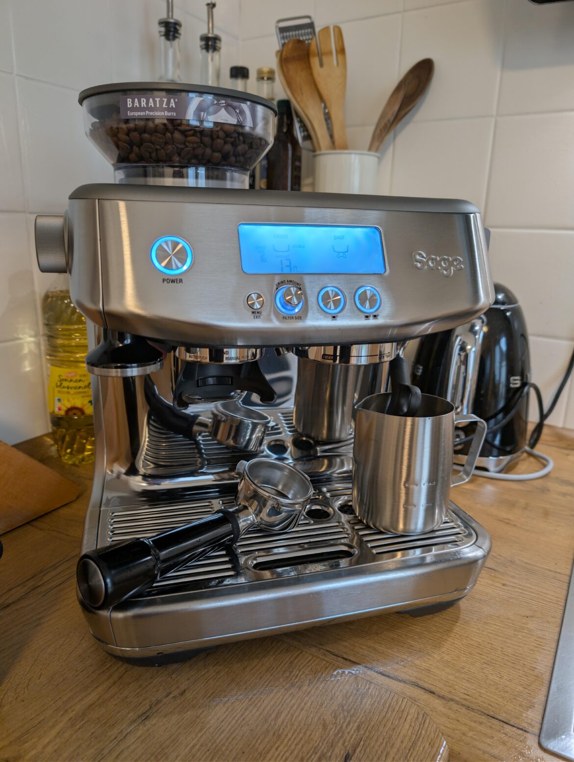 I promised myself that I will get myself a nice espresso machine once I finish university and get my first salary. Today was that day and I could not be happier.