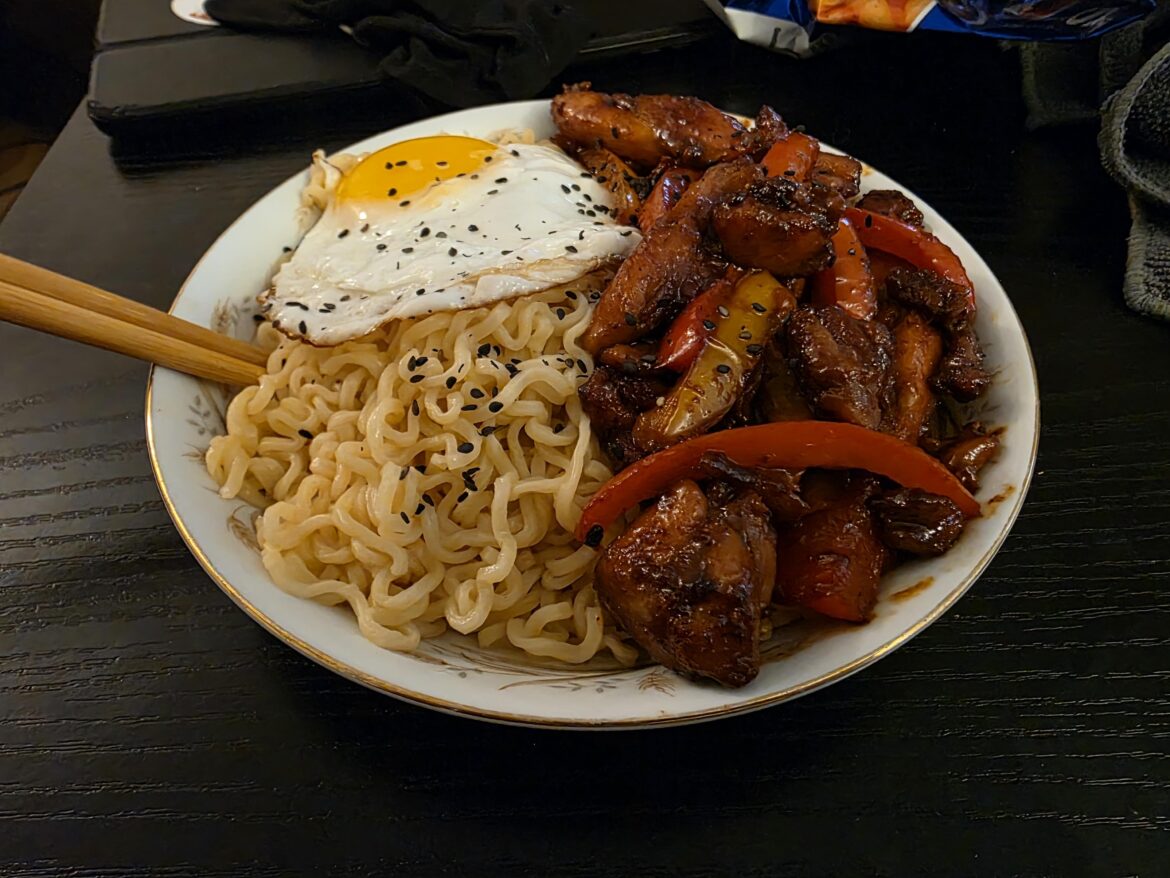 Honey sriracha chicken & bell pepper with ramen