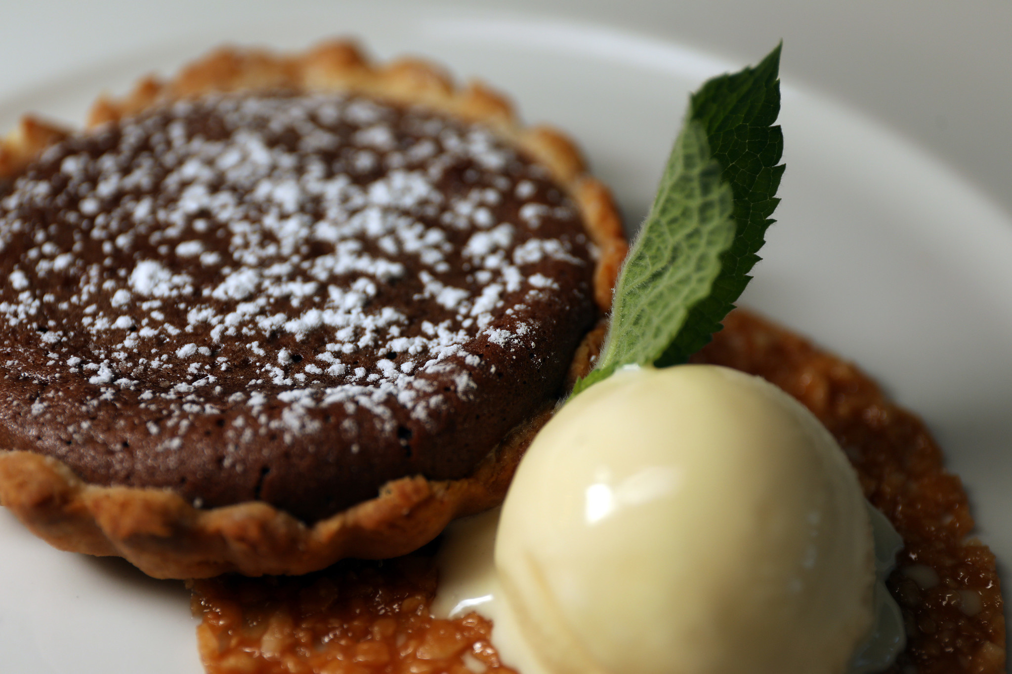 The warm chocolate tart at Silencieux.