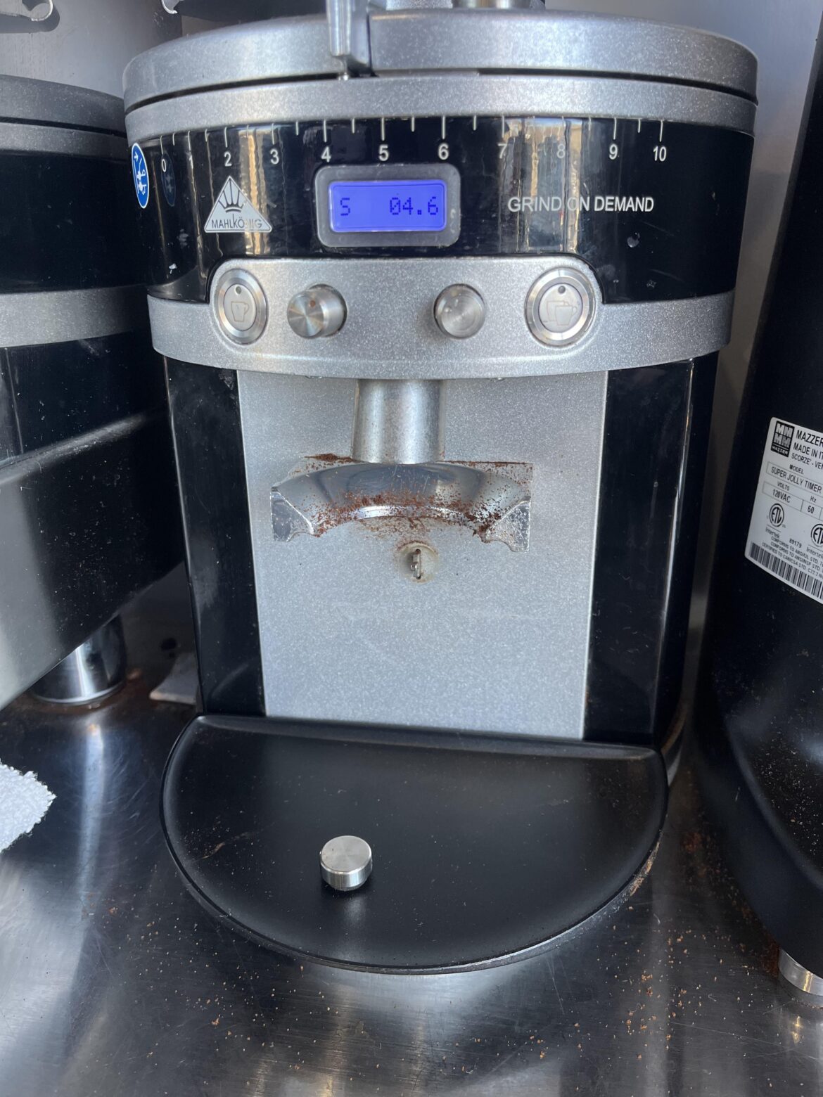 Does anyone who has this grinder have a problem with this button falling off?