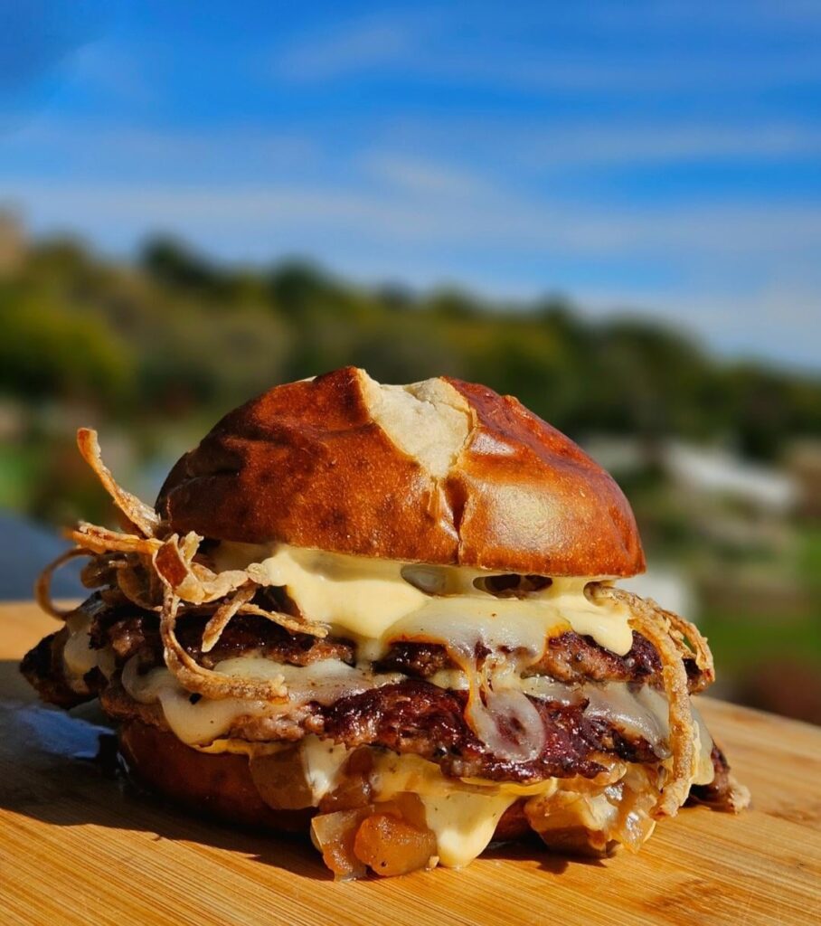 Brat×beef smash burger