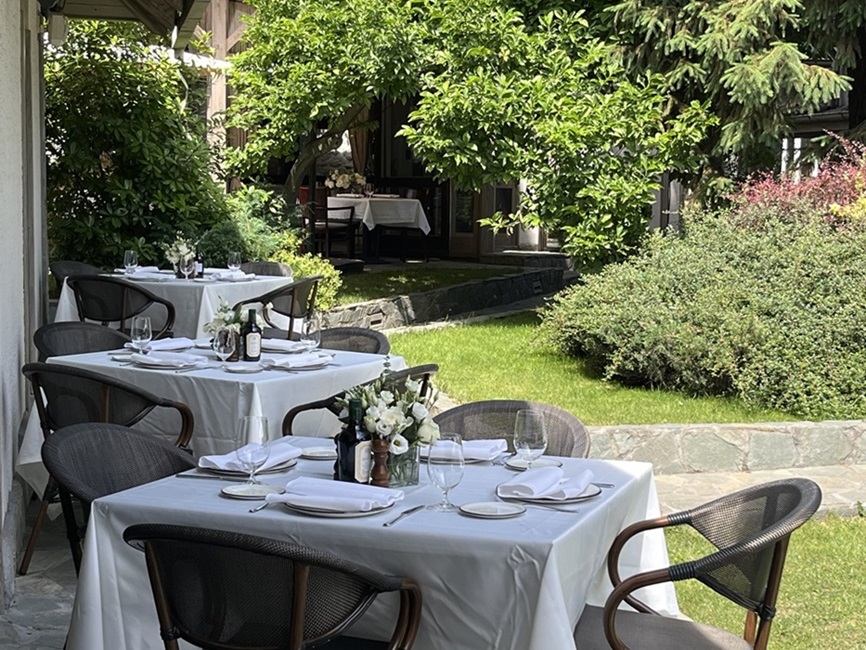 An oasis of refined outdoor dining where nature frames every moment with quiet elegance. © Restoran 27