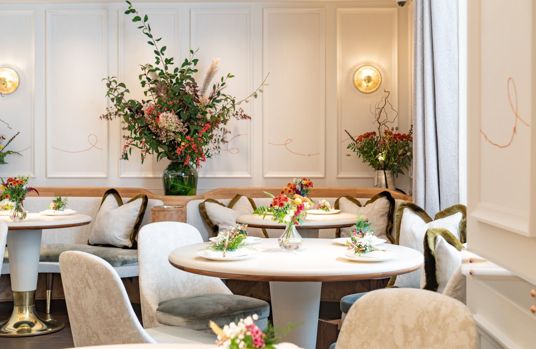 The immaculately dressed dining room at Three-MICHELIN-Star CORE by Clare Smyth. © WeTheFoodSnobs/CORE by Clare Smyth