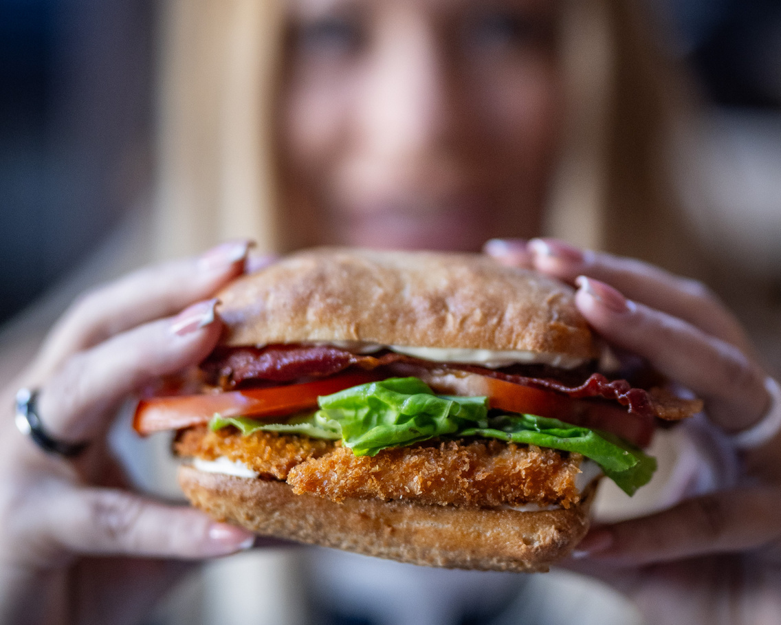 sef-asztala-kossuth-ter-parlament 2