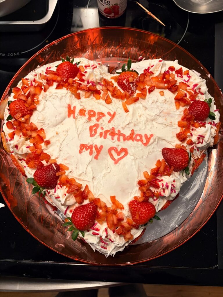 i made this cake for my bfs birthday!! i’ve never actually made one before lol but i think it turned out cute