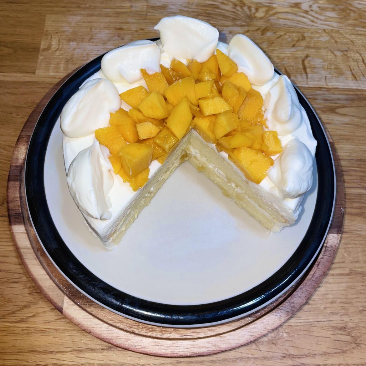 Just a lazy mango cream cake to celebrate international women’s day as a single cat lady :3
