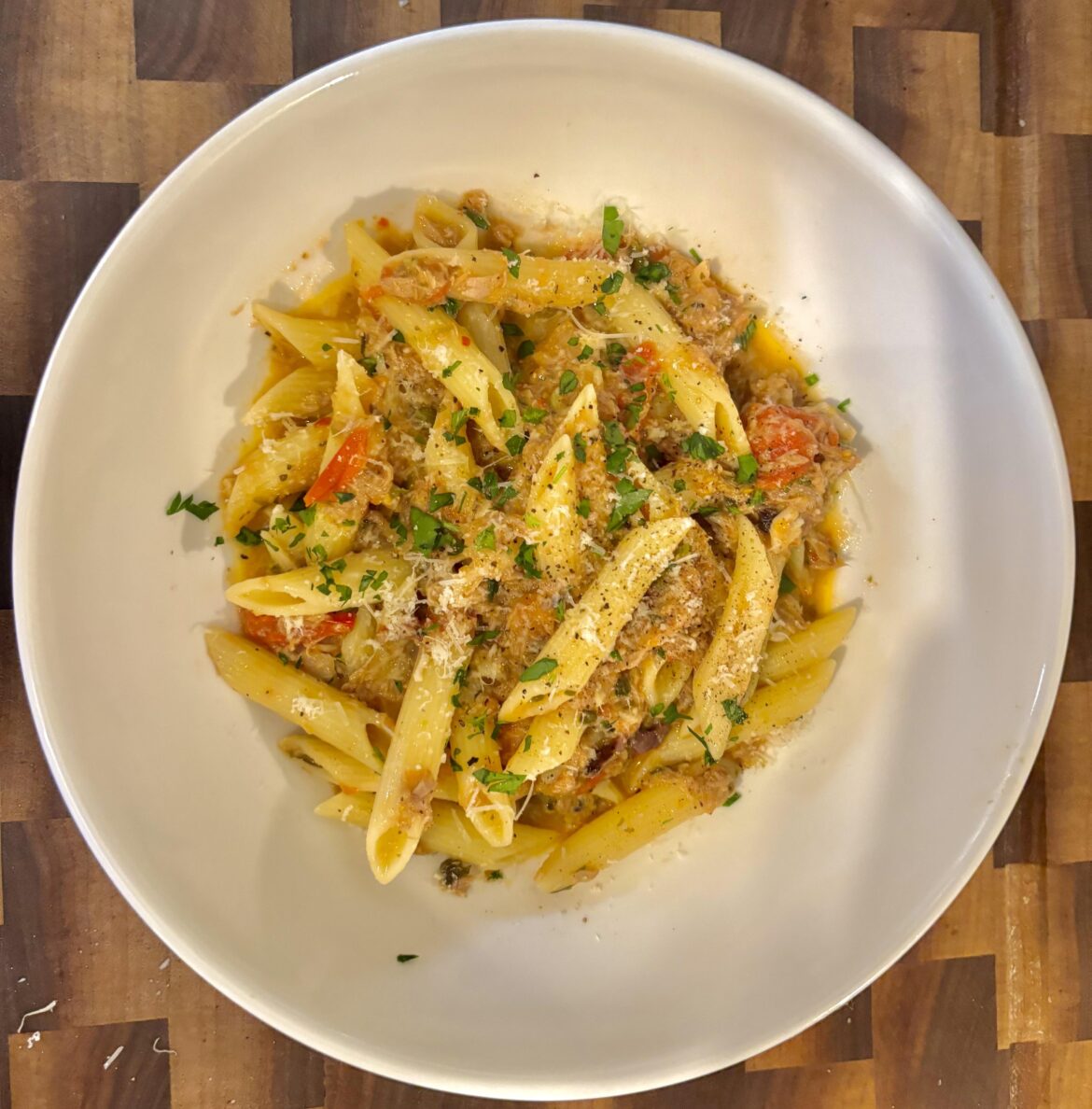 Pasta with canned tuna, tomatoes, white wine, capers