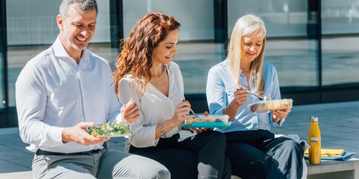 Eating alone or with colleagues?