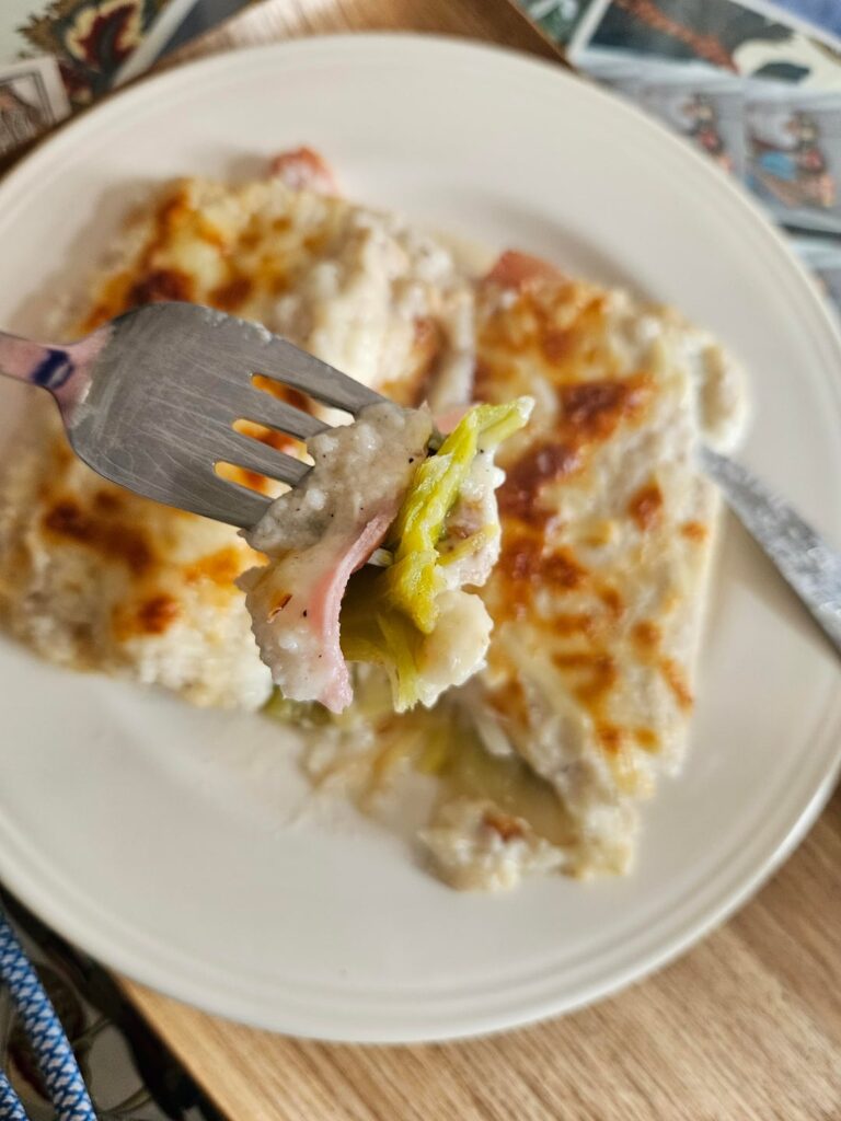 Leeks au gratin with cauliflower béchamel