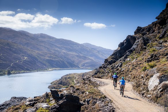 Cycling the Lake Dunstan Trail.