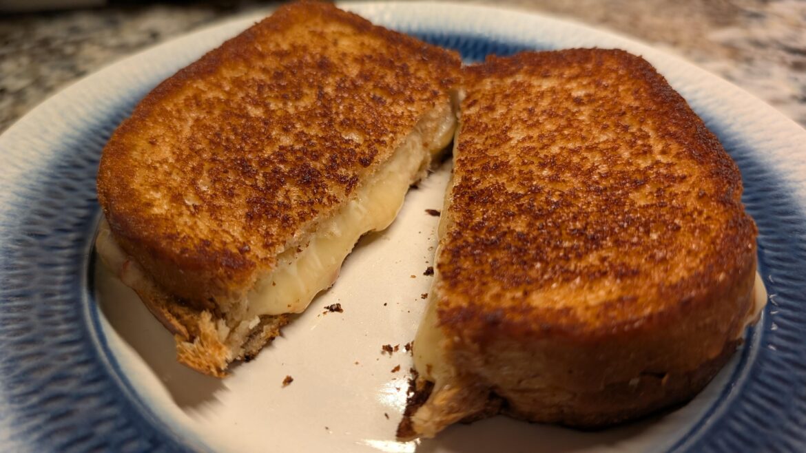 Gayo Azul chili pepper & Vermont white cheddar on honey wheat is nom nom guud