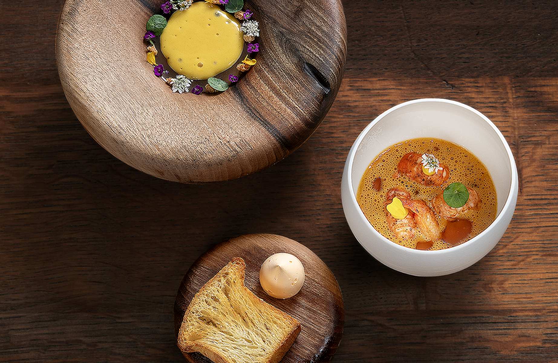 Rhône crayfish tartare, frothy mandarin and marigold butter with shellfish jus at Les Morainières. © Pascal Etienne Lattes/Thuries Magazine/Les Morainières