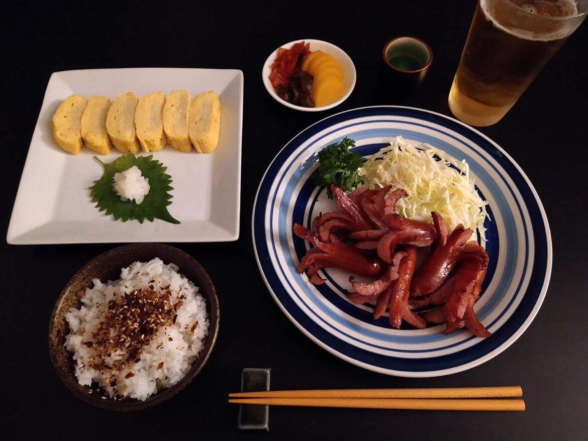 Octopus wieners and atsuyaki tamago (Midnight Diner) Octopus wieners and atsuyaki tamago (Midnight Diner)
