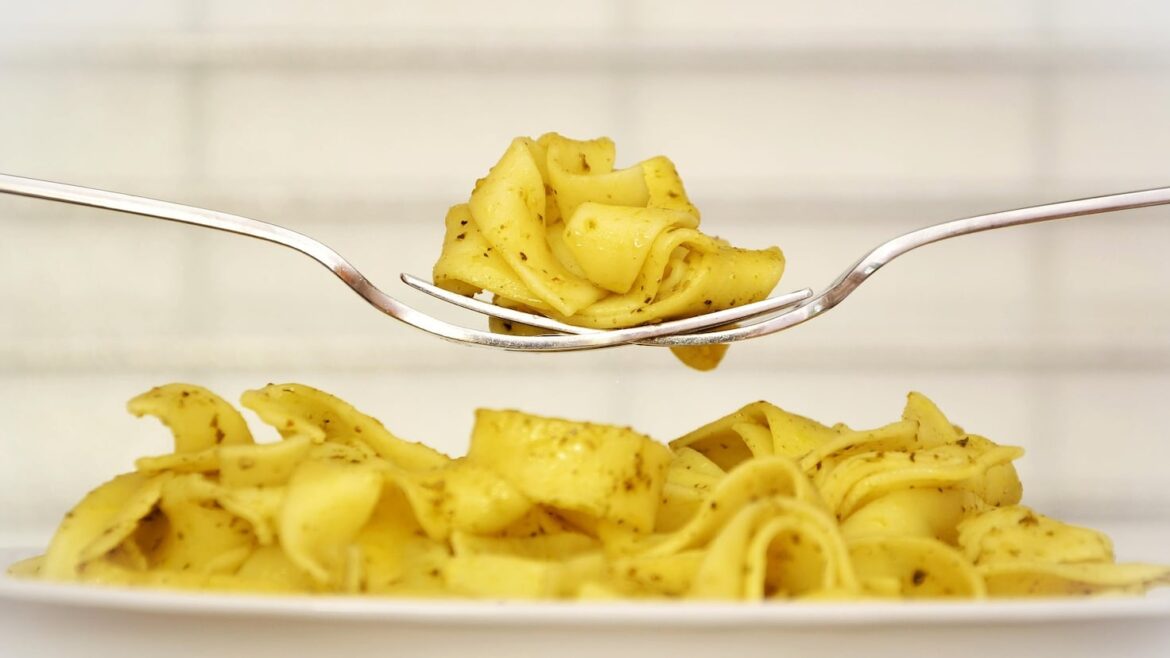 Italian cooks agree: “Adding oil to boiling water to prevent pasta from sticking is useless”