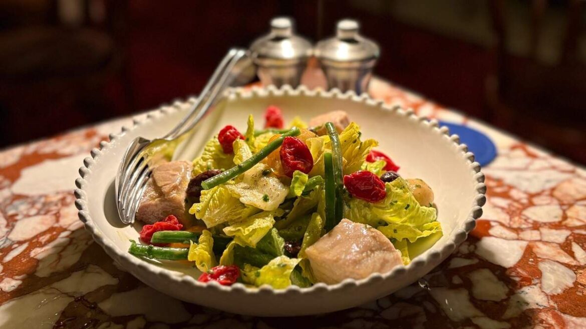 A few vitamins to start with: the “Onda Salad” with tuna, olives and small potatoes