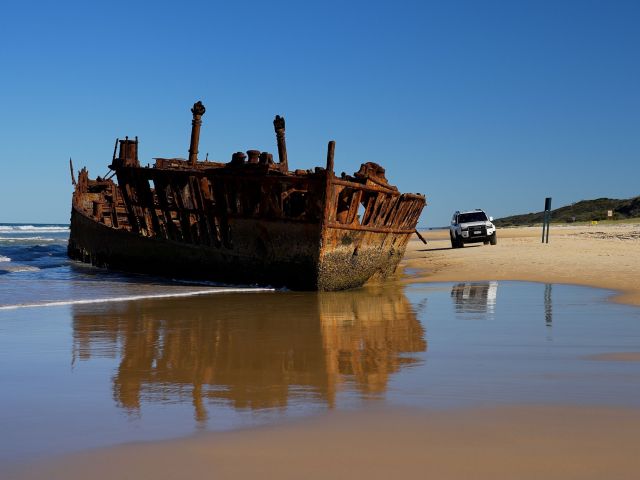 kingfisher bay resort 4wd tour driving passed ss maheno on k'gari island