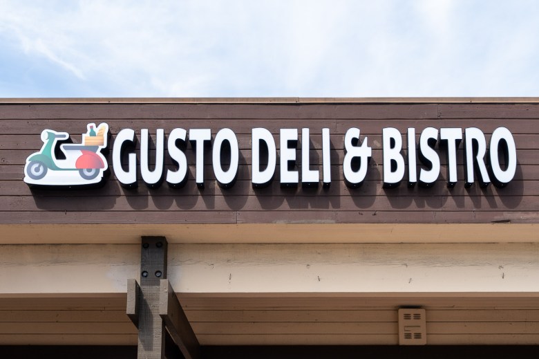 The exterior of Gusto Deli & Bistro in Pacific Beach. (Photo by Thomas Murphy/Times of San Diego)