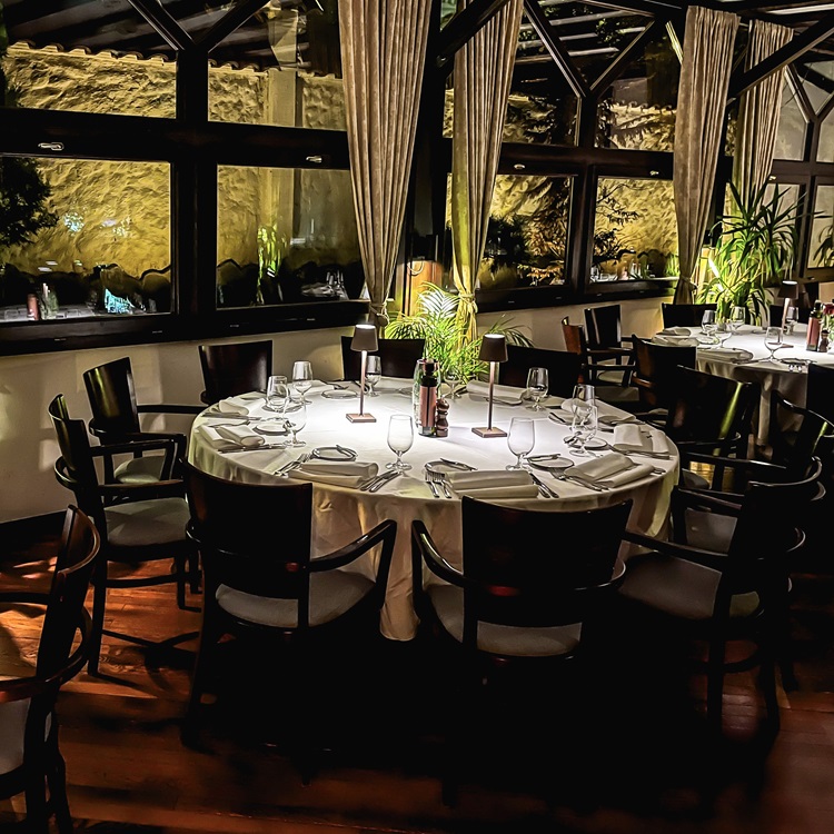 An intimate dining ambiance where refined elegance elevates every culinary moment. © Restoran 27