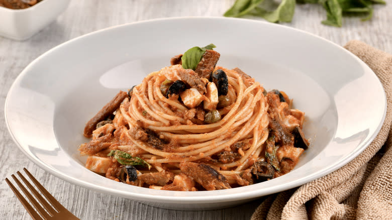 bowl of spaghetti alla puttanesca