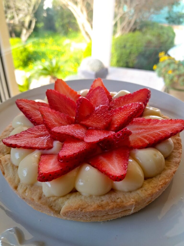 Crostata con crema pasticcera e fragole