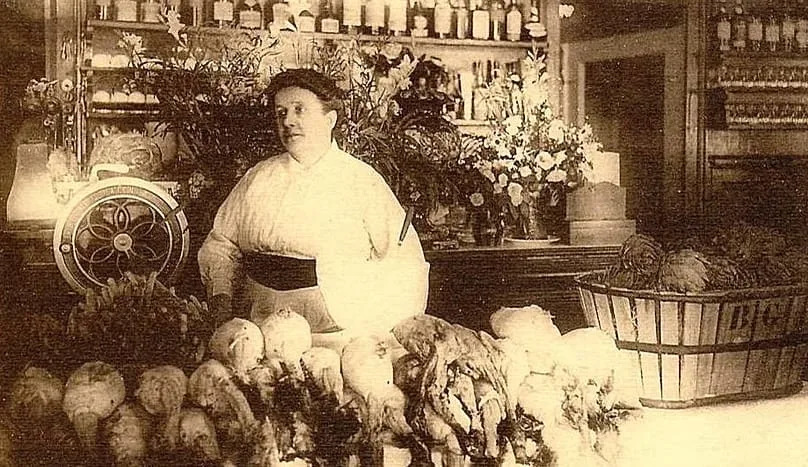 Françoise Fayolle preparing her half-mourning chickens in her restaurant at 73 rue Duquesne (Lyon) at the end of the 19th century.