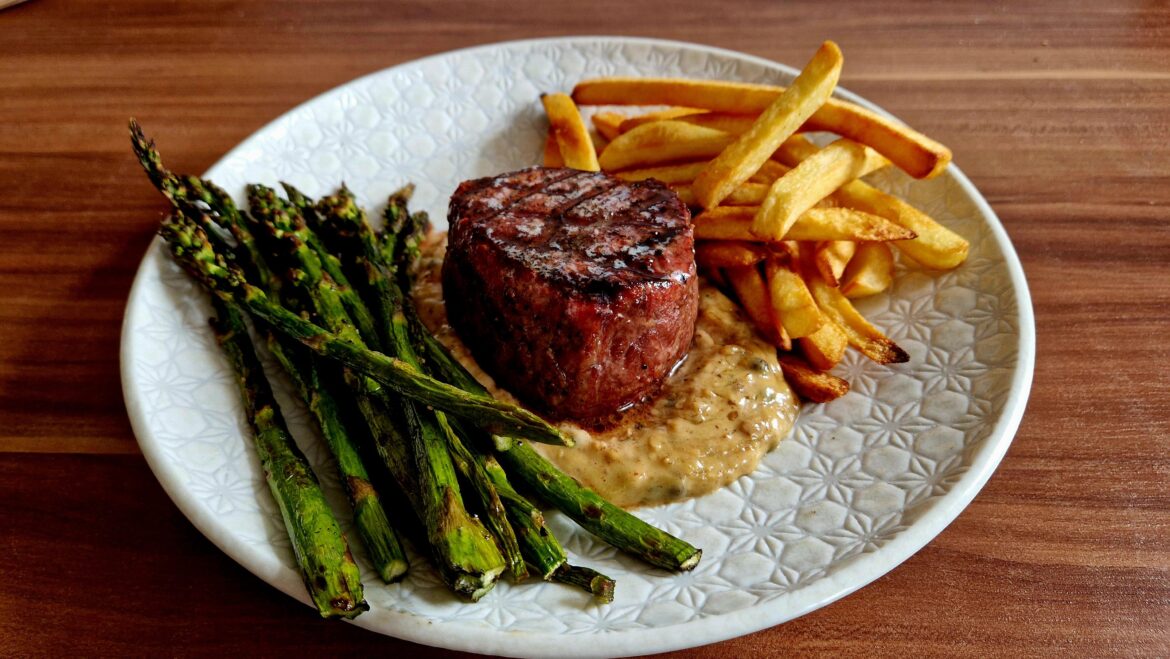 [homemade] Grilled Filet Mignon with Asparagus, Fries and Green Peppercorn sauce