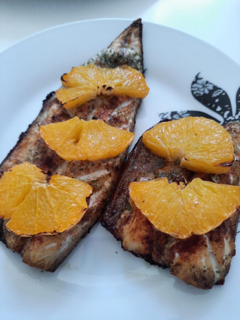 Mackerel with polenta and garlic (Mujdei)