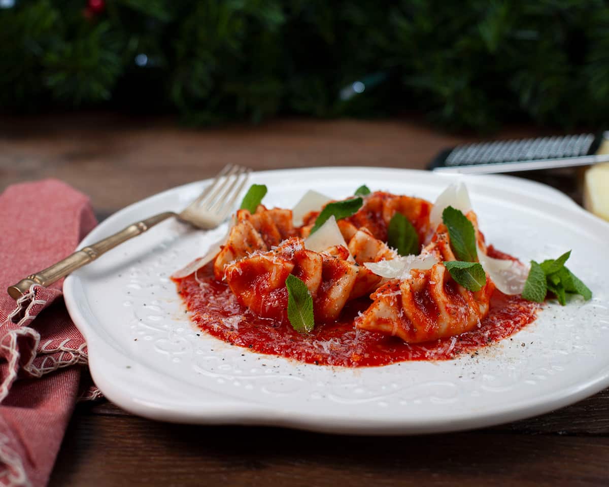 Pasta stuffed with potato, cheese and mint (culurgiones)