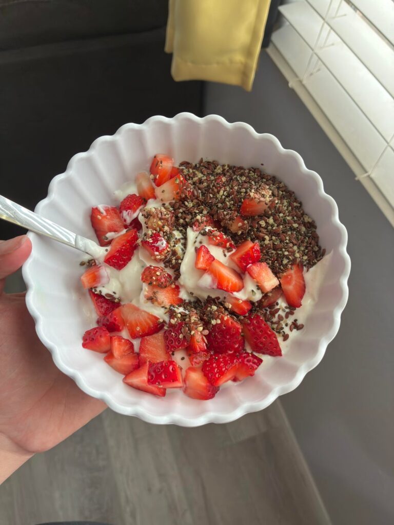 Vanilla Greek Yogurt with strawberries, flax, hemp and chia seeds 🍓
