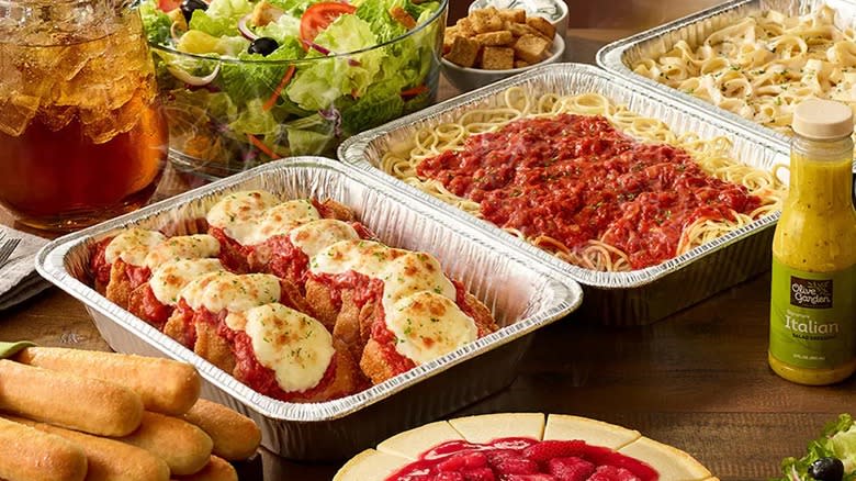 Olive Garden pasta dishes, breadsticks, and salad