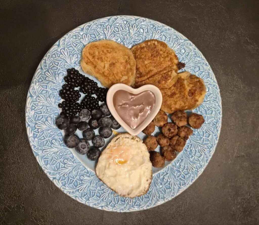 Cottage cheese pancakes, Turkey sausage balls, Egg, Blackberries & Blueberries 🫐🥞🍳