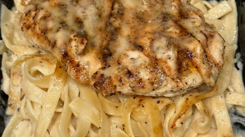 Serving og Outback Steakhouse Queensland Chicken & Shrimp Pasta