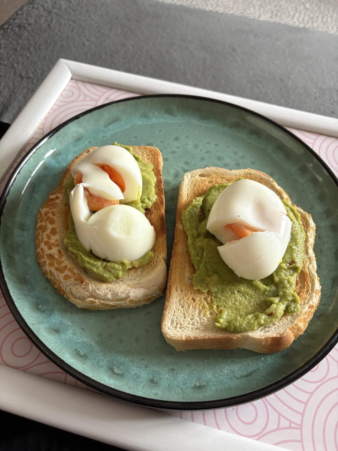 Simple eggs and smashed avo