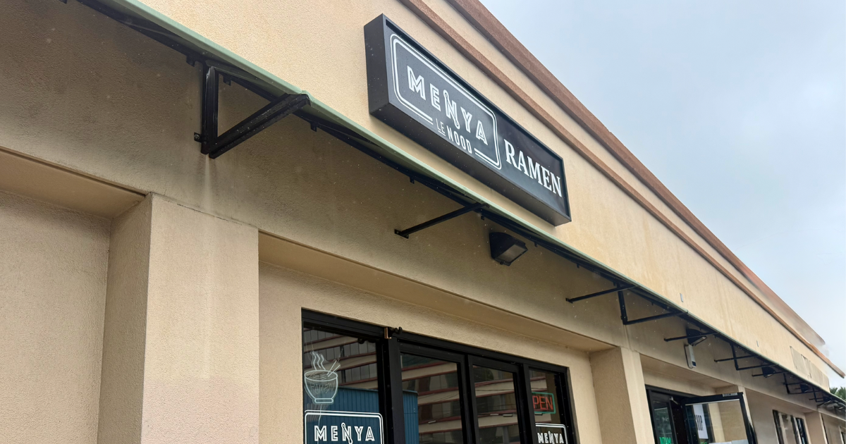The exterior of Menya Le Nood in Honolulu.