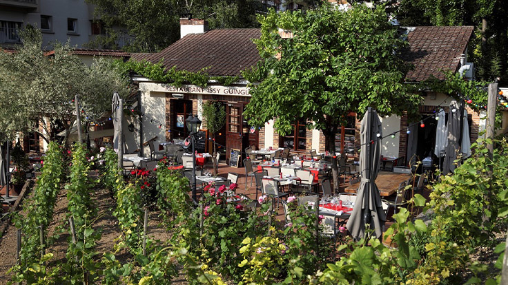 The leafy terrasse of Issy Guinguette (© Issy Guinguette)